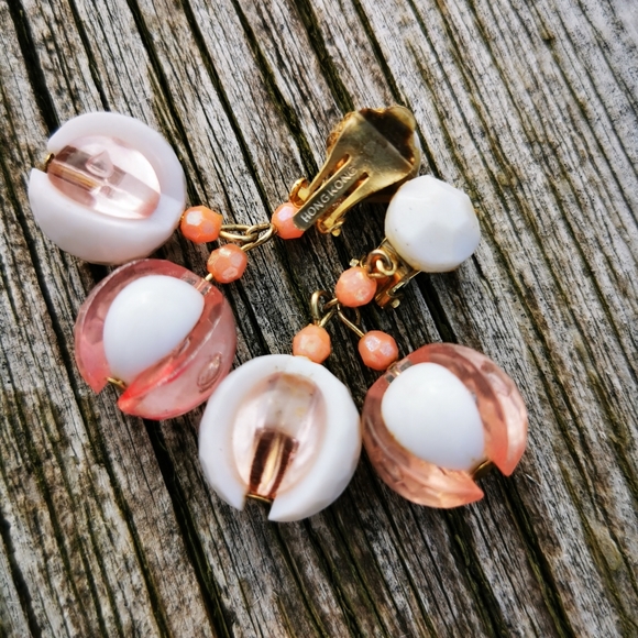 Vintage White and Pink Plastic Bead Necklace and Clip On Earrings - Picture 8 of 16